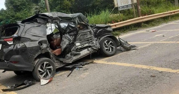 Ô tô con bị vò nát sau chạm với xe đầu kéo, 4 người thương vong