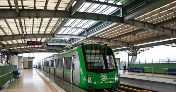 Kính lan can nứt vỡ, mái che thủng mảng lớn ở ga đường sắt Cát Linh - Hà Đông