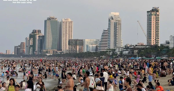 Biển người ở các bãi tắm Đà Nẵng và phố cổ Hội An dịp lễ 30/4-1/5