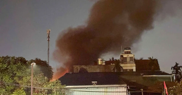 Cháy lớn nhà xưởng ở Hà Nội, máy xúc phá tường để dập lửa