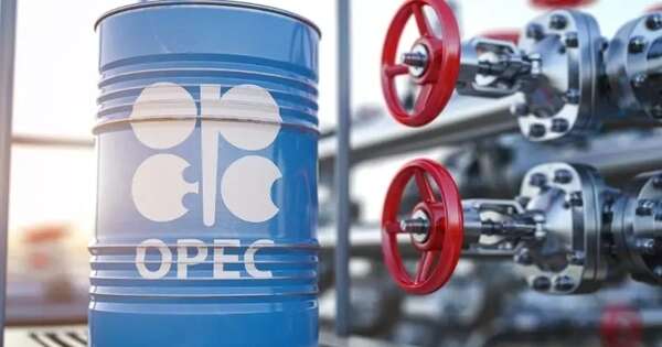 OPEC+ đầu hàng: Sản lượng tăng lần đầu sau 3 năm làm rung chuyển thị trường