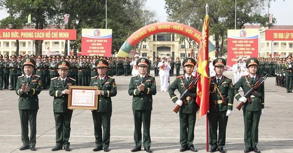 Chủ tịch nước tặng Trường Sĩ quan Lục quân 1 Huân chương Bảo vệ Tổ quốc