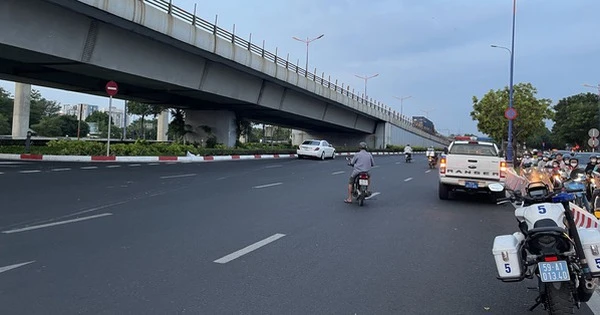 Nữ tài xế lái Mercedes tông 10 xe máy ở Thủ Đức: Ô tô đi vào làn xe máy, cấm ô tô