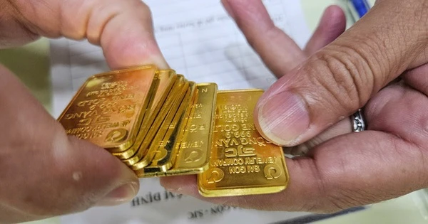 Các tiệm vàng nhỏ âm thầm mua bán vàng miếng SJC, đẩy giá lên cao kỷ lục
