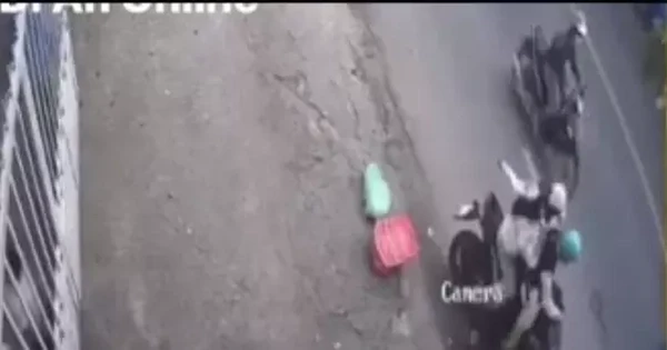 [CLIP] Đôi nam nữ bỏ bé sơ sinh bên đường rồi bỏ chạy