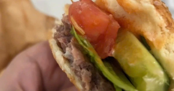 Đà Nẵng: Xôn xao nghi vấn phát hiện dòi lúc nhúc trong hamburger mua tại cửa hàng bánh mì