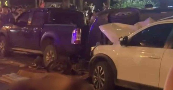Xế hộp tông liên hoàn ở Hà Nội, ít nhất 1 người tử vong, nhiều người bị thương