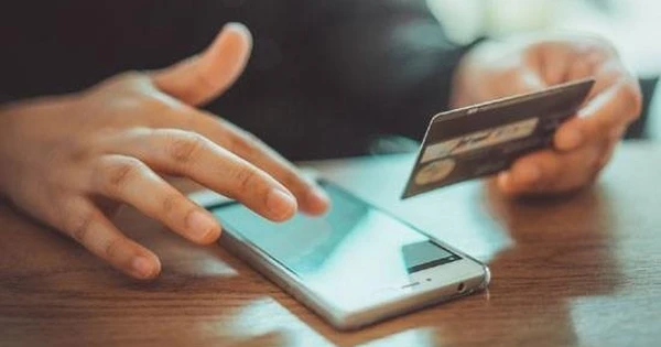 Người đàn ông ở Hà Nội cố tình chuyển khoản 2 tỷ đồng cho người lạ, rồi đi báo công an