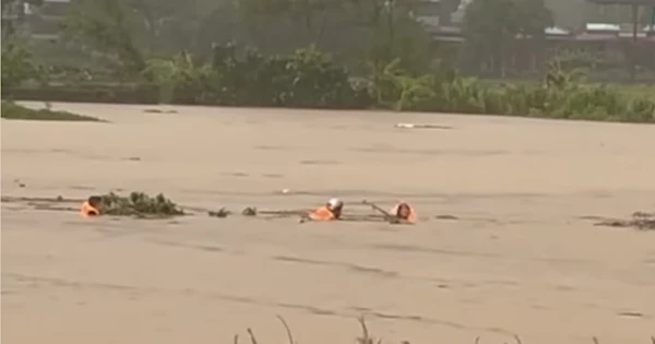 Đại uý công an lao xuống dòng lũ dữ cứu người phụ nữ bị cuốn trôi