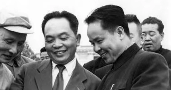 Ảnh quý: Trưởng đoàn cố vấn Trung Quốc Vi Quốc Thanh với Điện Biên Phủ