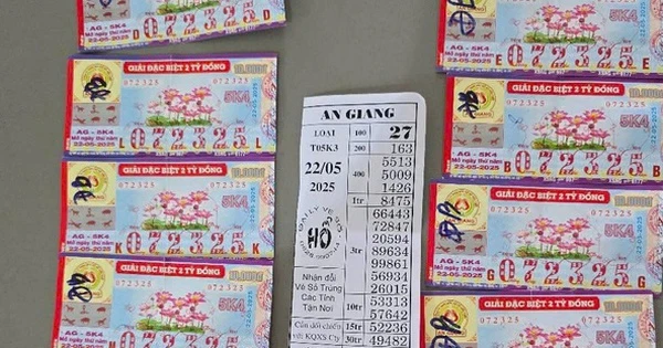 Mua 11 tờ vé số rồi tặng bạn 5 tờ, chiều tất cả cùng trúng đặc biệt