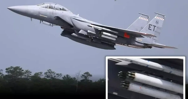 Tiêm kích F-15 mang 42 tên lửa giá rẻ để diệt cả bầy máy bay không người lái