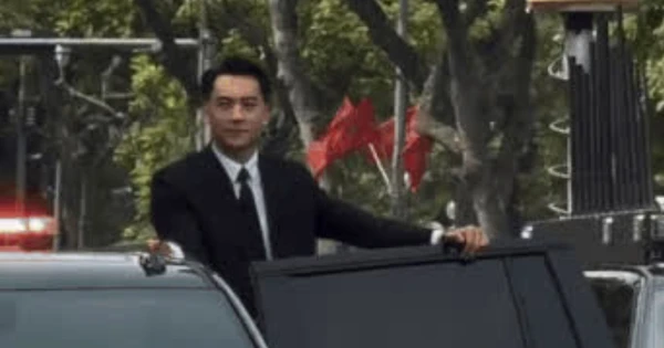Visual tuyệt đối điện ảnh của nam cảnh vệ 1m85 trong đội hình Công an trình diễn chống khủng bố tại Hồ Gươm