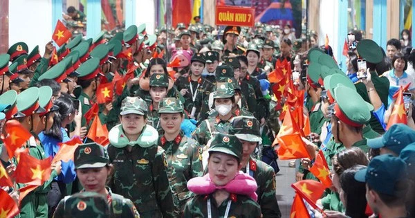 Gần 800 cán bộ, chiến sĩ rời TP HCM để tham gia diễu binh, diễu hành tại Hà Nội