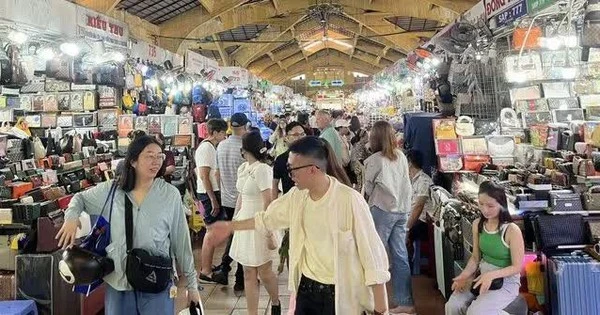 Nhiều cửa hàng chỉ nhận tiền mặt, nếu chuyển khoản thêm thuế 8%