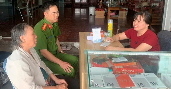 Cụ bà rút sổ tiết kiệm tại Agribank rồi tới một cửa hàng điện thoại nhờ chuyển khoản: Nữ chủ tiệm không giúp mà lập tức báo công an