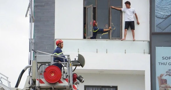 Hành động lạ của nam thanh niên trên lan can tầng 4 nhà nghỉ
