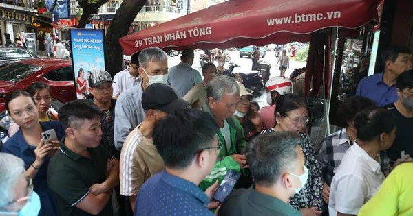 Xếp hàng từ sáng sớm chờ mua vàng giá 138 triệu đồng/lượng: Chuyên gia cảnh báo