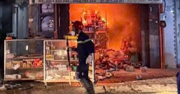 Cháy dữ dội cửa hàng bán thiết bị điện, nước ở TP HCM