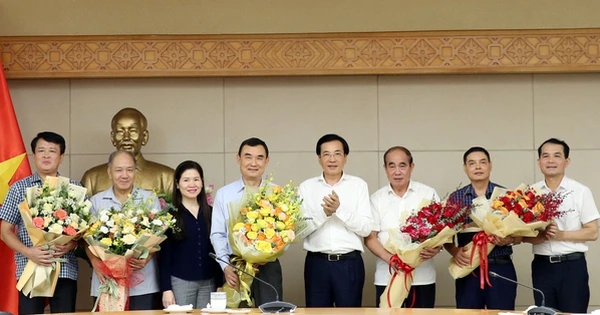 Trao Quyết định nghỉ hưu cho Phó Chủ nhiệm và 4 cán bộ Văn phòng Chính phủ