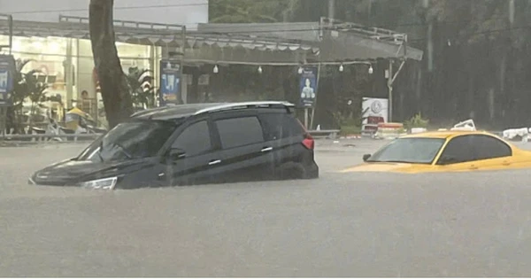 Bình Dương ngập lụt, ôtô biến thành 
