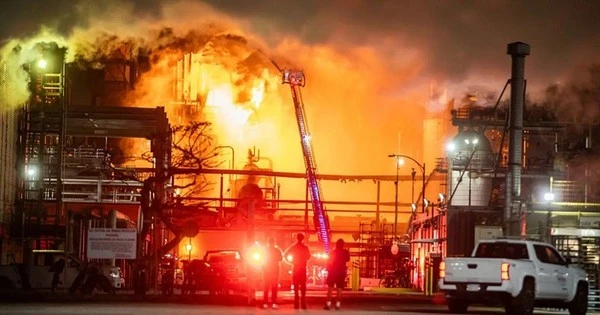 Lửa bùng phát tại nhà máy lọc dầu lớn ở California sau vụ nổ