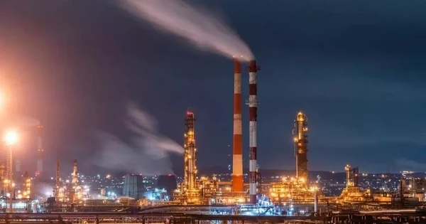 Máy bay không người lái tấn công nhà máy lọc dầu 90 năm tuổi của Nga