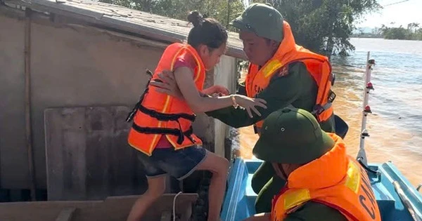 Hình ảnh ứng cứu mẹ con sản phụ cùng một cháu bé 11 tuổi bị nước lũ cô lập