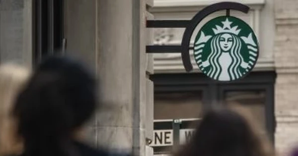 Từng có thời kỳ 2 cửa hàng nằm đối diện nhau trên một con phố, Starbucks nay phải đóng hàng trăm địa điểm: Khó khăn bủa vây ông lớn ngành cà phê