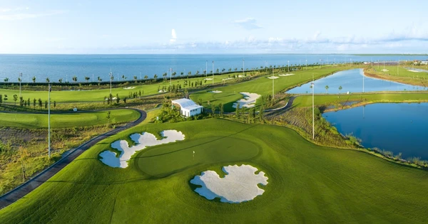 Sân golf đầu tiên của Việt Nam nằm hoàn toàn trên biển vừa nhận giải thưởng danh giá: Rộng 133 ha với 27 hố, được ví là kiệt tác đầy thách thức