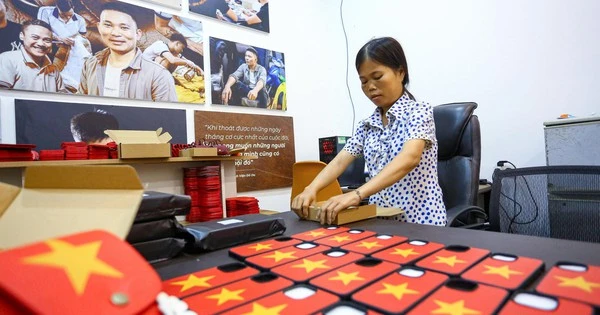 Độc đáo túi xách, ốp điện thoại hình cờ Tổ quốc của những người thợ khuyết tật