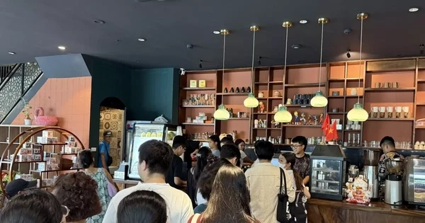 Bạn trẻ xếp hàng dài check in 'Cafe Tổng tài' ở Times City