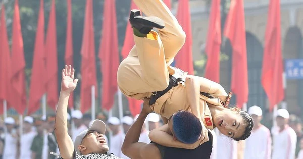 Nữ CSGT bật người xoay tròn trên không quật ngã 2 'quái xế' trên phố Hà Nội