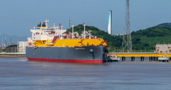 Sau Ấn Độ, thêm một khách hàng tiếp tục chốt đơn LNG của Nga bất chấp lệnh trừng phạt, hàng trăm nghìn m3 khí đốt đã cập bến