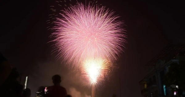 Pháo hoa rực sáng trên bầu trời Hà Nội tối 2/9, người dân đổ xô ra đường ngắm nhìn