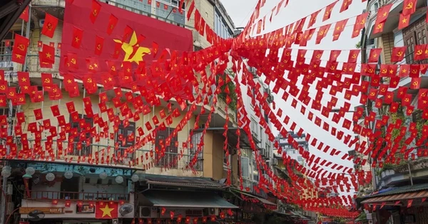 Ban công Hà Nội rực rỡ cờ hoa qua ống kính hãng tin quốc tế