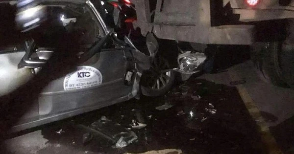 Xe con va chạm xe đầu kéo dừng đỗ ven đường, 5 người trong gia đình thương vong