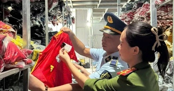 Mang tờ vé số đi đổi giải an ủi, không ngờ trúng độc đắc