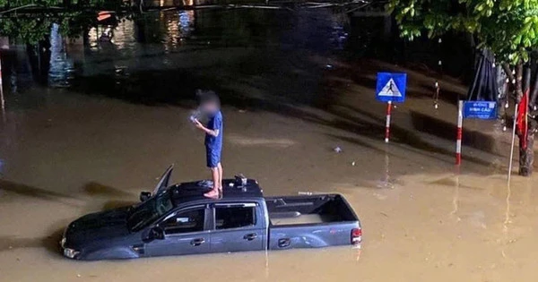 TP Thái Nguyên ngập sâu, nhiều ô tô chết máy giữa 