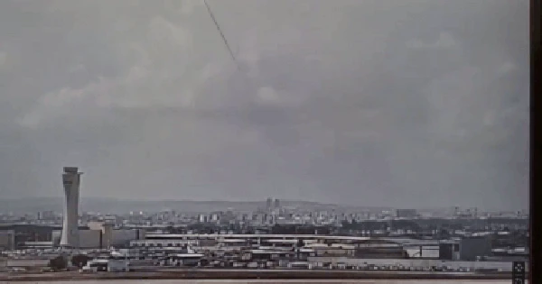 Tên lửa của phong trào Houthi bắn trúng sân bay Israel