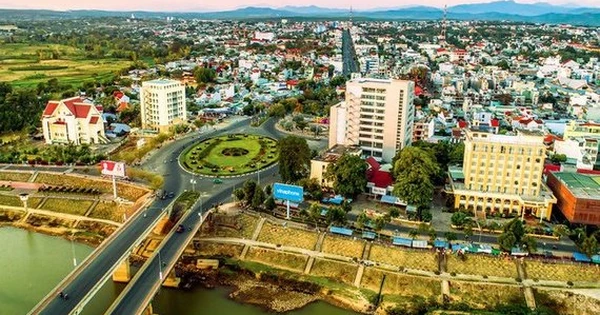 Từ một thị xã nhỏ bé, nghèo nàn, 
