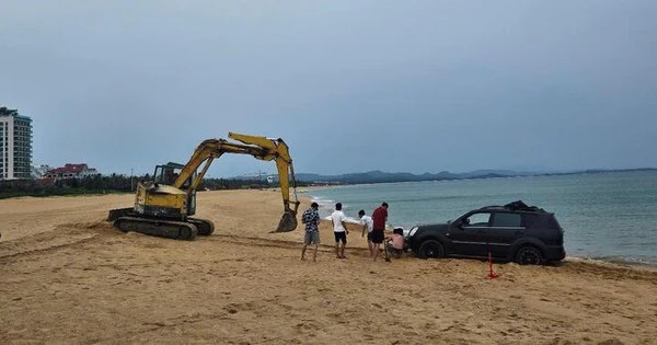 Lại thêm một chủ xe ô tô chơi ngông chạy xuống bãi biển tại Phú Yên