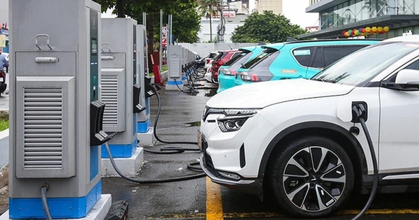 Quy định mới về sạc xe điện VinFast: Chỉ được đỗ 10 phút miễn phí sau khi sạc đầy, phút 11 trở đi phải trả tiền