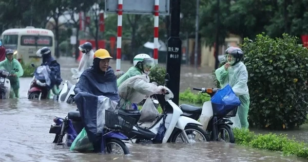 'Gánh' lượng mưa lớn nhất từ đầu mùa, hệ thống thoát nước Hà Nội quá tải