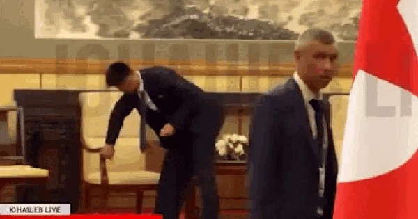 SCMP: Chủ tịch Kim Jong Un rời ghế, trợ lý lập tức xóa dấu vết - Một giọt mồ hôi cũng có thể thành vũ khí
