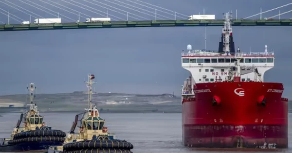 Mỹ tăng thuế lên 50% vì mua dầu Nga, quốc gia BRICS vẫn khẳng định: Chúng tôi chưa bao giờ ngừng nhập khẩu dầu Nga!