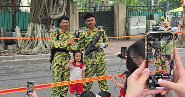 Quân nhân nước ngoài tặng kẹo, “thả tim” cùng người dân trong buổi tổng hợp luyện A80