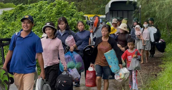 Bão số 10 đổ bộ vào miền Trung, 1 tỉnh cấm người dân ra đường từ 23h hôm nay