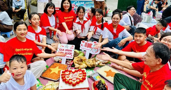 Đại gia đình 20 người với mâm cỗ đủ xôi, gà trên vỉa hè chờ tổng duyệt diễu binh A80