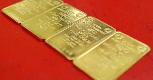Giá vàng liên tục giảm sâu, nên mua vào hay bán ra?